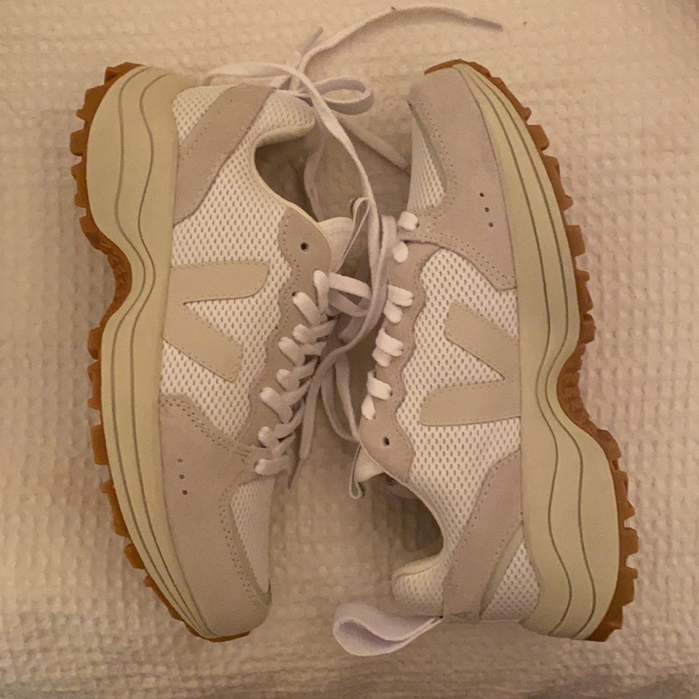Veja Venturi Alveomesh in white Pierre natural